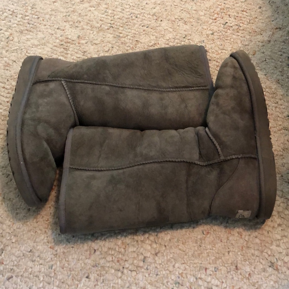 UGGS - Picture 2 of 4
